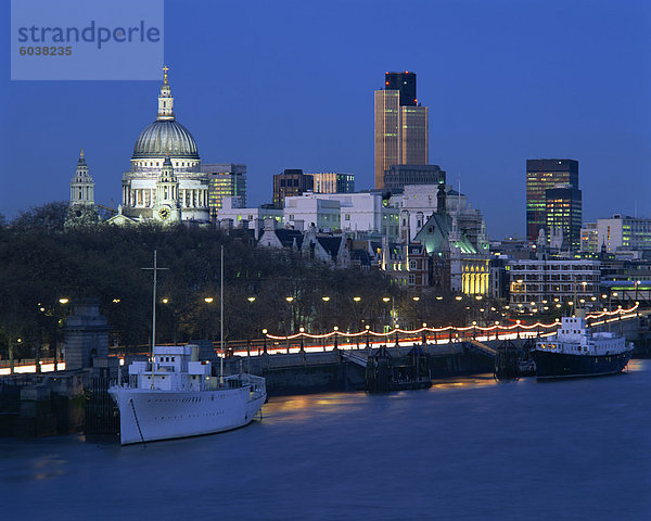 Skyline der Stadt  einschließlich der St.Paul's Kathedrale und der NatWest Tower  aus über die Themse bei Dämmerung  London  England  Vereinigtes Königreich  Europa