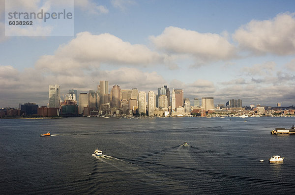 Skyline der Stadt über dem Hafen  Boston  Massachusetts  Neuengland  Vereinigte Staaten von Amerika  Nordamerika