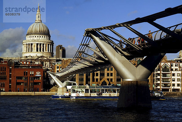 Die Millennium Bridge über die Themse  mit St. Paul's Kathedrale jenseits  London  England  Vereinigtes Königreich  Europa