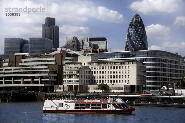 Blick über die Themse und der City of London  mit der Gurke (Swiss Re-Gebäude) und Natwest Tower Skyline  London  England  Vereinigtes Königreich  Europa