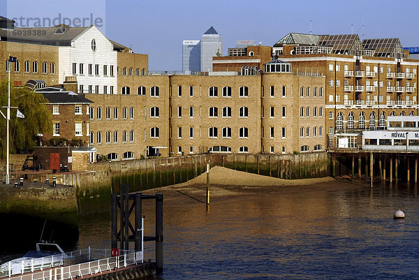 Konvertiert Kais entlang der Themse  Docklands  London  England  Vereinigtes Königreich  Europa