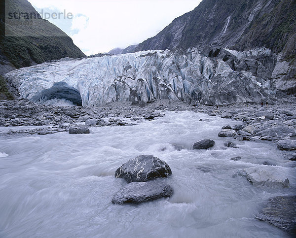 Schmelzen Sie Wasser und Gletscher Fels-Gelände am Gletscher Terminus  Waiho River  Franz Joseph Gletscher  Westland-Nationalpark  Südinsel  Neuseeland  Pazifik