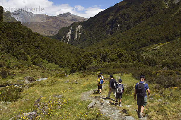 Wanderer auf Rob Roy Gletscher Wandern Track  Mount Aspiring-Nationalpark  Otago  Südinsel  Neuseeland  Pazifik