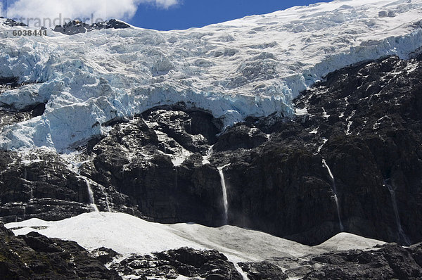 Wasser Kaskadierung von Rob Roy Gletscher  Mount-Aspiring-Nationalpark  Otago  Südinsel  Neuseeland  Pazifik