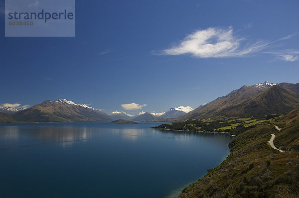 Eine kurvenreiche Bergstraße am Rande des Lake Wakatipu nahe Queenstown  Otago  Südinsel  Neuseeland  Pazifik