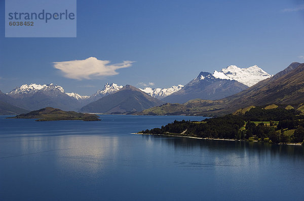 Klare Wasser des Lake Wakatipu nahe Queenstown  Otago  Südinsel  Neuseeland  Pazifik