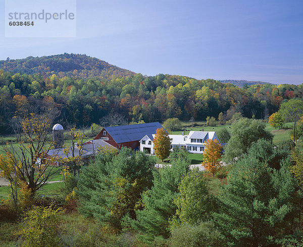 Blick über die landwirtschaftlichen Gebäude und Landschaft  Vermont  New England  Vereinigte Staaten von Amerika (USA)  Nordamerika