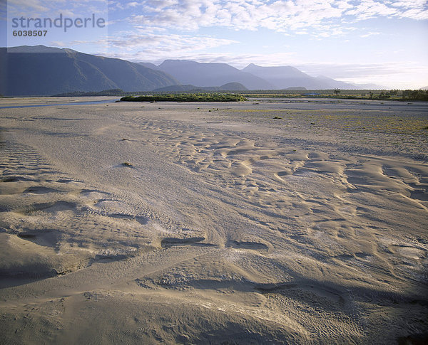 Flussaue mit Sand Vertiefungen  Haast River Valley  von der Straße auf Haast Pass  der Beginn der großen Kluft  Haast  Westland  Südinsel  Neuseeland  Pazifik