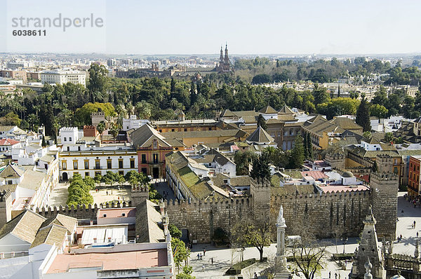 Real Alcazar  UNESCO-Weltkulturerbe  gesehen vom Turm La Giralda  Viertel Santa Cruz  Sevilla  Andalusien (Andalusien)  Spanien  Europa