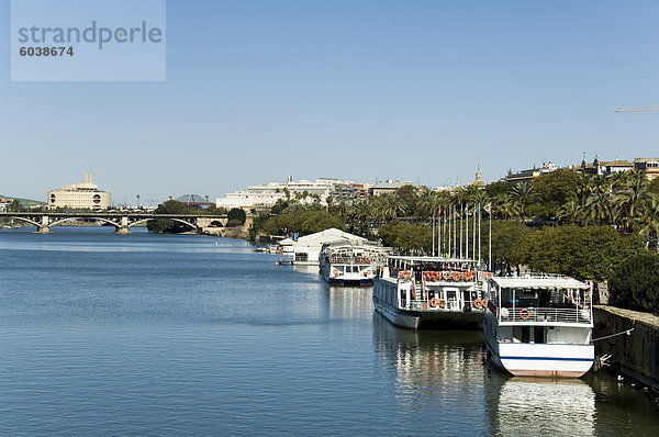 Touristische Boote auf dem Rio Guadalquivir  Sevilla  Andalusien  Spanien  Europa