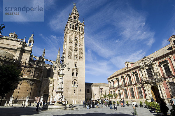 Kathedrale von Sevilla und La Giralda  UNESCO Weltkulturerbe  Plaza Virgen de Los Reyes  Viertel Santa Cruz  Sevilla  Andalusien  Spanien  Europa