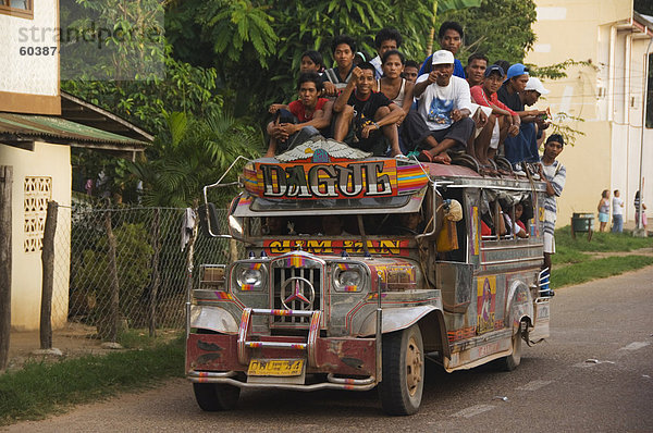 Jeepney LKW mit Passagieren auf Dach  überfüllt  Stadt Coron  Busuanga Island  Provinz Palawan  Philippinen  Südostasien  Asien