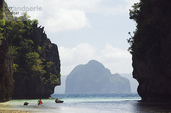 Miniloc Island  Schwimmen im großen Lagune  Kalkstein rock-Formationen  Bacuit Bay  El Nido Town  Provinz Palawan  Philippinen  Südostasien  Asien