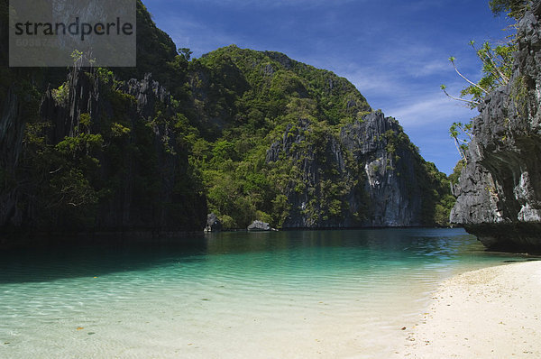 Miniloc Island  große Lagune  Kalkstein-Formationen und weißen sand Strand  Bacuit Bay  El Nido Town  Provinz Palawan  Philippinen  Südostasien  Asien