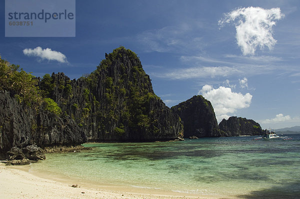 Miniloc Island  große Lagune  Kalkstein-Formationen und weißen sand Strand  Bacuit Bay  El Nido Town  Provinz Palawan  Philippinen  Südostasien  Asien