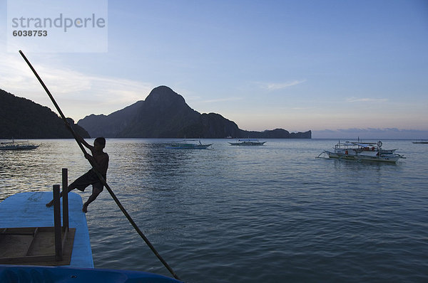 Junge Boot  Bootfahren  Cadlao Island  Bacuit Bay  El Nido Town  Provinz Palawan  Philippinen  Südostasien  Asien