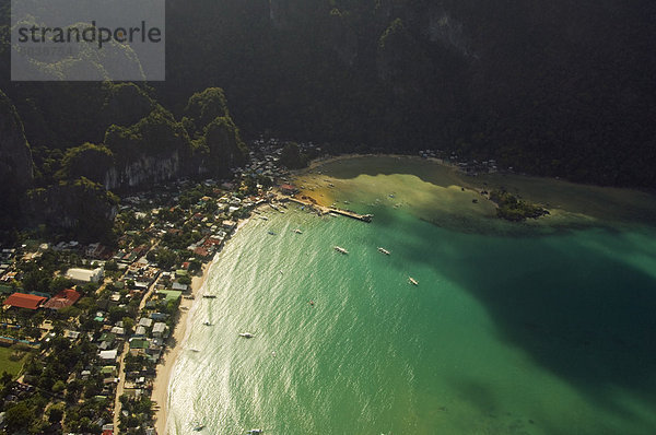 Luftaufnahme der Stadt und Strand in El Nido  Provinz Palawan  Philippinen  Südostasien  Asien