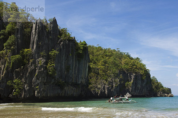 Strand mit Kalkstein-Formationen an Subterranean River National Park  Sabang Stadt  Palawan  Philippinen  Südostasien  Asien