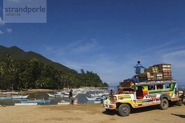 Wunderschön Jeepney Laden am Bootshafen  Angeln Sabang Stadt  Palawan  Philippinen  Südostasien  Asien