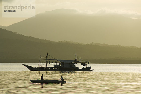 Silhouette der Fischerboot bei Sonnenuntergang  Puerto Princesa  Palawan  Philippinen  Südostasien  Asien