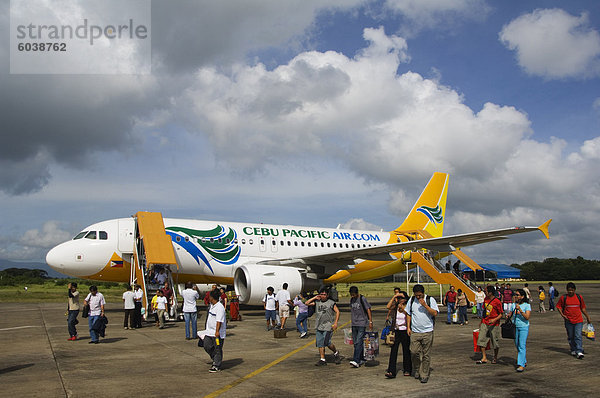 Flugzeug von Cebu Pacific  eine niedrige Kosten Fluggesellschaft  Flughafen Puerto Princesa  Palawan  Philippinen  Südostasien  Asien