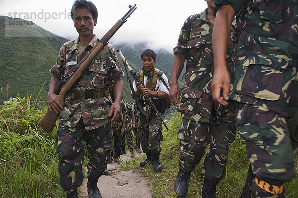 Personal der philippinischen Armee Wandern auf Spuren in der Nähe von Tinglayan  die Berge der Cordillera  Kalinga Provinz  Luzon  Philippinen  Südostasien  Asien