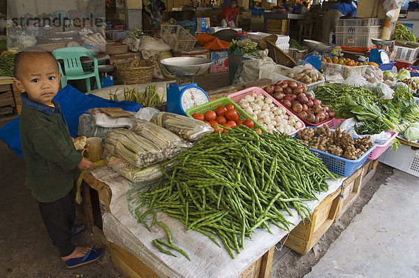 Kleine Junge Anbieter am Gemüse Stall in der Lebensmittel-Markt  Bontoc  Cordillera Berge  Mountain Province  Luzon  Philippinen  Südostasien  Asien