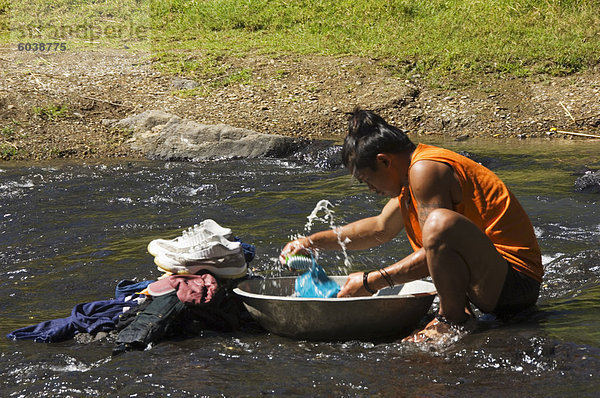 Man Wäsche waschen im Fluss  Sagada Stadt  die Berge der Cordillera  Benguet Provinz  Luzon  Philippinen  Südostasien  Asien