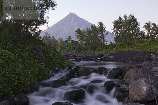 Wasserfall unterhalb Mount Mayon  2462m  ein Vulkankegel mit Rauchfahne Rauch  Bicol Provinz  Luzon  Philippinen  Südostasien  Südostasien