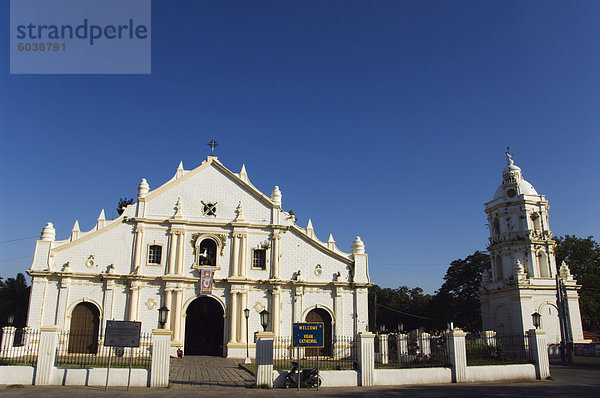 St. Pauls Cathedral aus 1574 und Turm in Erdbeben Barockstil  Vigan City  Ilocos Provinz  Luzon  Philippinen  Südostasien  Asien