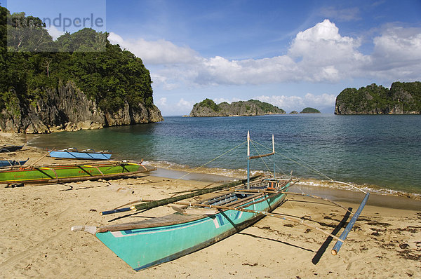 Bunte Fischerboot Gota Strandrestaurant  Camarines Sur  Caramoan-Nationalpark  Provinz Bicol  südöstlichen Luzon  Philippinen  Südostasien  Asien