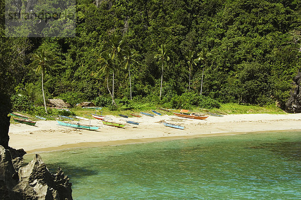 Fischerboote auf Gota Beach  Camarines Sur  Caramoan-Nationalpark  Provinz Bicol  südöstlichen Luzon  Philippinen  Südostasien  Asien