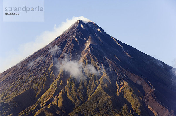 Mount Mayon  2462 m  nahezu perfekte Vulkan Kegel mit Rauchfahne Rauch  Bicol Provinz  Luzon  Philippinen  Südostasien  Südostasien