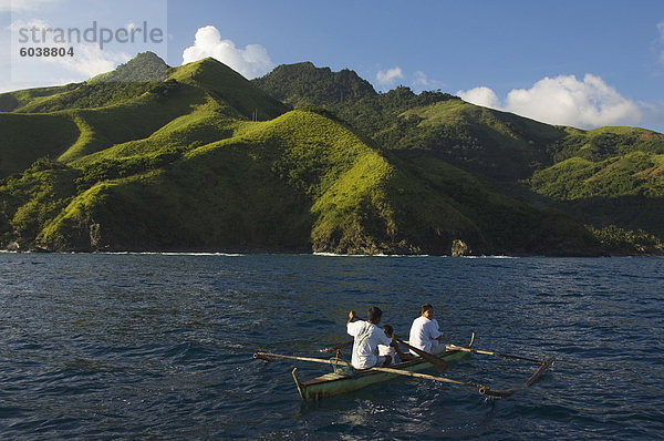 Spektakuläre Küstenlandschaft und kleine Fischerboote Boot  Camarines Sur  Caramoan Nationalpark  Bicol Provinz  Luzon  Philippinen  Südostasien  Südostasien