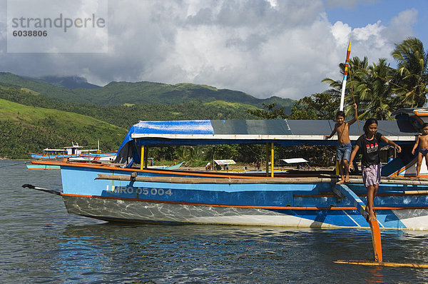 Chilldren spielen auf Boot  Camarines Sur  Caramoan-Nationalpark  Provinz Bicol  südöstlich  Luzon  Philippinen  Südostasien  Asien