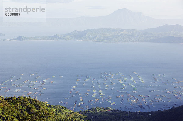 Taal Vulkan  Kratersee in Lake Taal  Talisay  Luzon  Philippinen  Südostasien  Asien