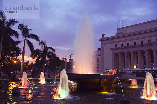 Brunnen bei Sonnenuntergang  Rizal Park  Stadtteil Intramuros  Manila  Philippinen  Südostasien  Asien