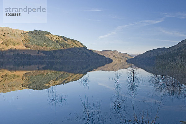 Blick nach Norden am frühen Morgen über See Thirlmere  vergrößert eine Talsperre am nördlichen Ende den See der Manchester  Lake District-Nationalpark  Cumbria  England  Vereinigtes Königreich  Europa mit Wasser versorgt