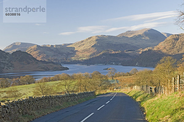 Die Straße zum See  Lake Ullswater  Birks und St. Sunday Crag  840 ft.  Lake District-Nationalpark  Cumbria  England  Vereinigtes Königreich  Europa