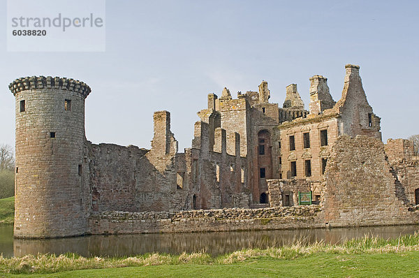 Wasserburg mittelalterlichen Festung Caerlaverock Castle  Dumfries und Galloway  Schottland  Vereinigtes Königreich  Europa