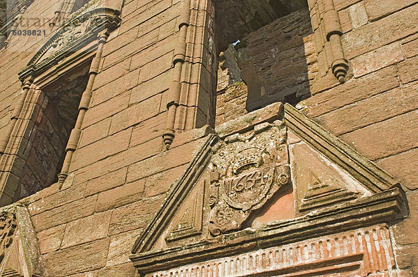 Innenraum Detail zeigt kunstvolle ornamentale Fensterlaibungen und Fensterstürze  mit datierten Türsturz 1634 Caerlaverock Castle  mittelalterliche Festung  Dumfries and Galloway  Schottland  Vereinigtes Königreich  Europa