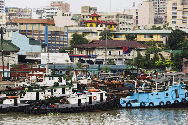 Lastkähne am Fluss Pasig Stadt Gebäude hinter  Manila  Philippinen  Südostasien  Asien