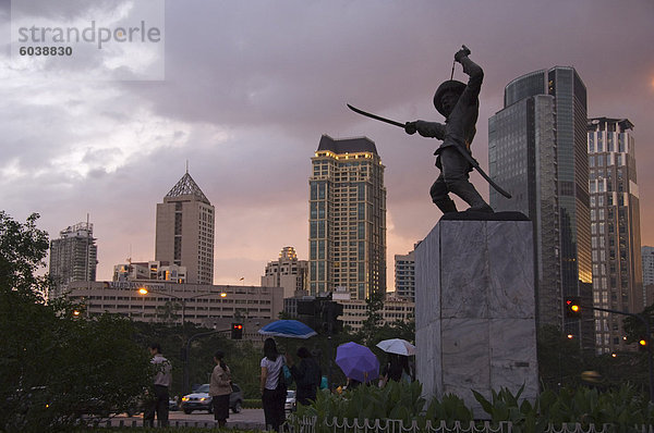 Denkmal des Soldaten und City-Skyline bei Sonnenuntergang  Geschäftsviertel Makati  Manila  Philippinen  Südostasien  Asien