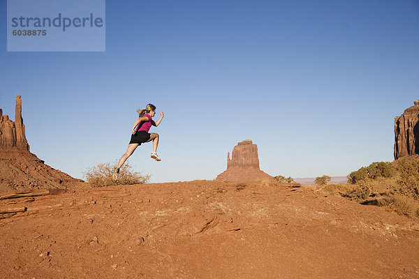 Frau  jogging  Monument Valley Navajo Tribal Park  Utah Arizona Grenze  Vereinigte Staaten von Amerika  Nordamerika