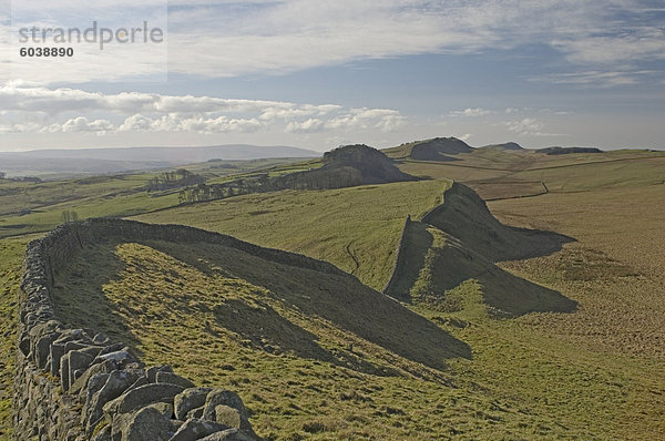 Blick nach Westen von Kings Hügel zu lag Fort und Crag  Cuddy und Hotbank Klippen  Hadrianswall  UNESCO Weltkulturerbe  Northumbria  England  Vereinigtes Königreich  Europa