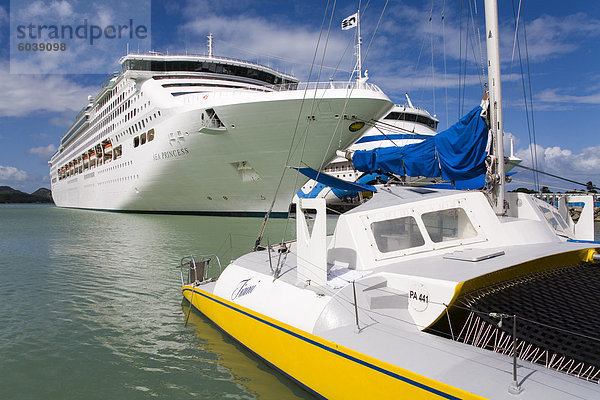 Katamaran und Kreuzfahrt-Schiffe  Heritage Quay  St. Johns  Insel Antigua  Antigua und Barbuda  Leeward-Inseln  kleine Antillen  Westindien  Caribbean  Mittelamerika