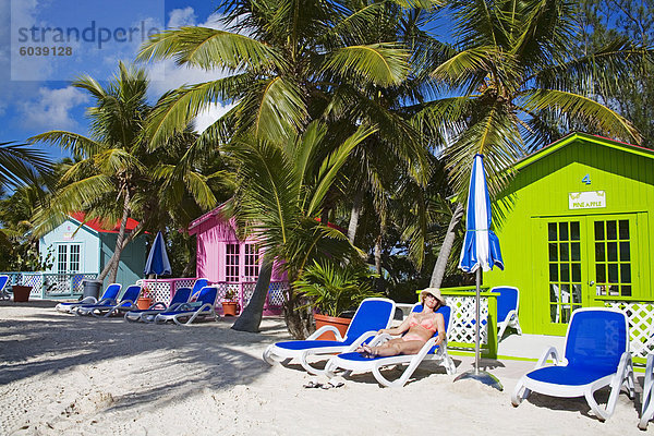 Beach Cabana und Frau  Prinzessin Cays  Insel Eleuthera  Bahamas  Karibik  Mittelamerika