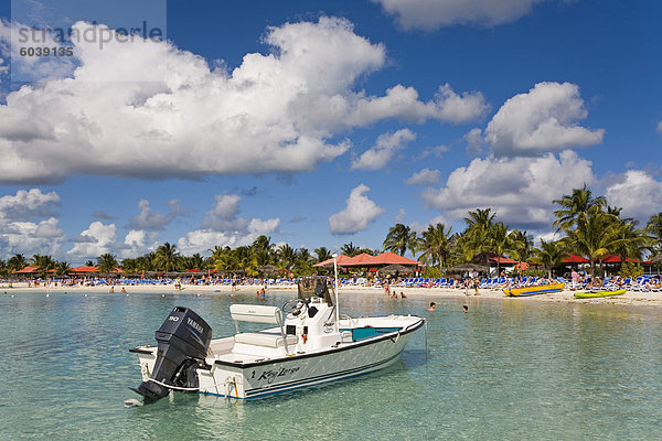 Speed-Boot auf Princess Cays Insel Eleuthera  Bahamas  Karibik  Mittelamerika