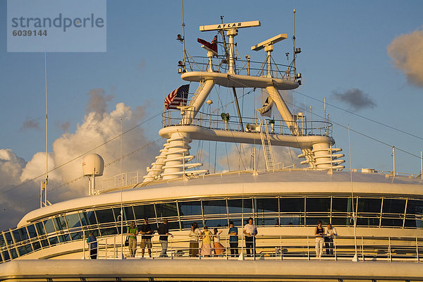 Menschen auf einer Kreuzfahrt Schiff  Port Everglades  Fort Lauderdale  Florida  Vereinigte Staaten von Amerika  Nordamerika