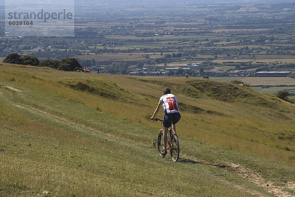 Mountainbiker auf öffentlichen Bridleway  Cleeve Hill  The Cotswolds  Gloucestershire  England  Vereinigtes Königreich  Europa